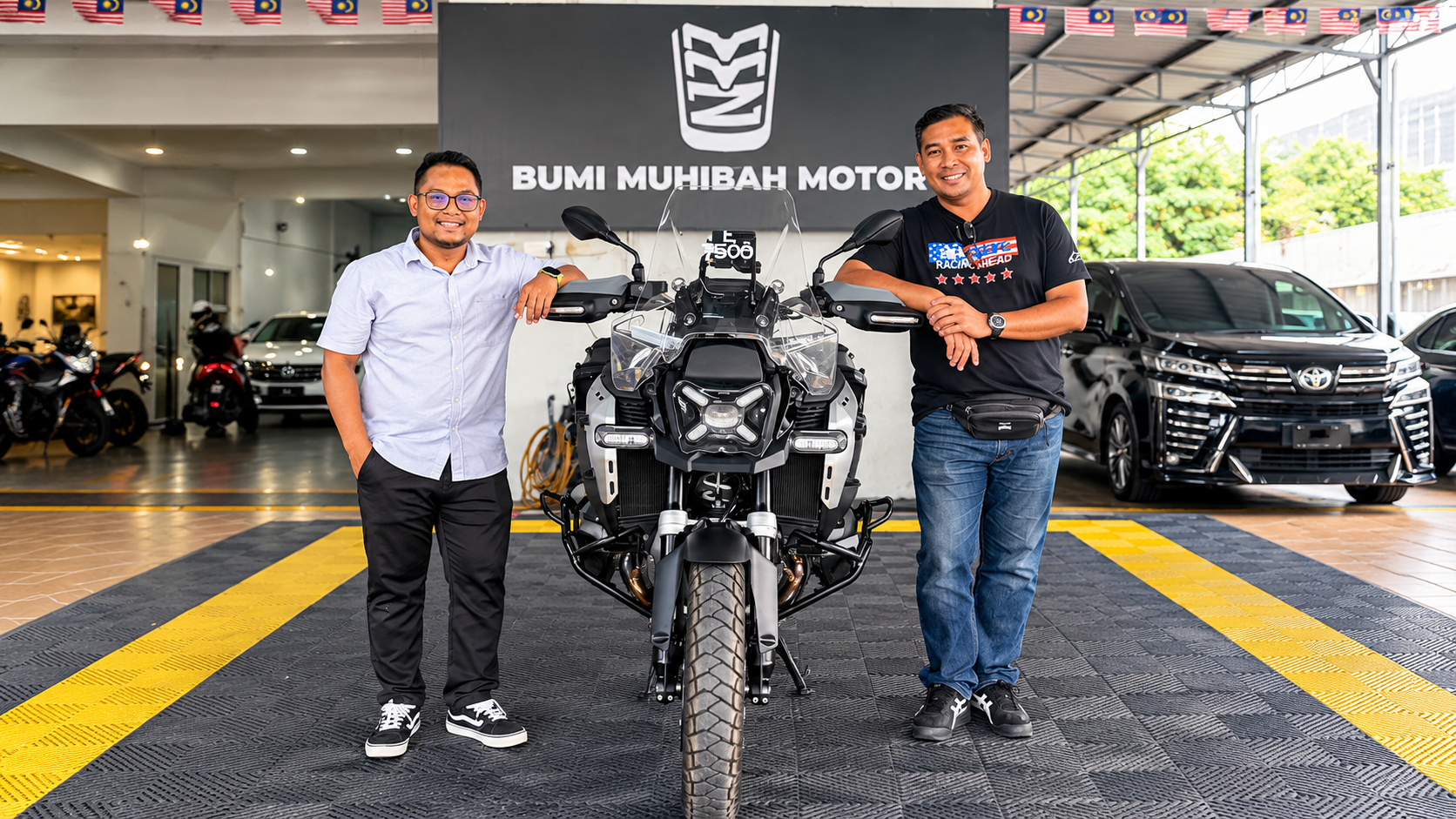 Serahan motosikal di Bumi Muhibah Motor